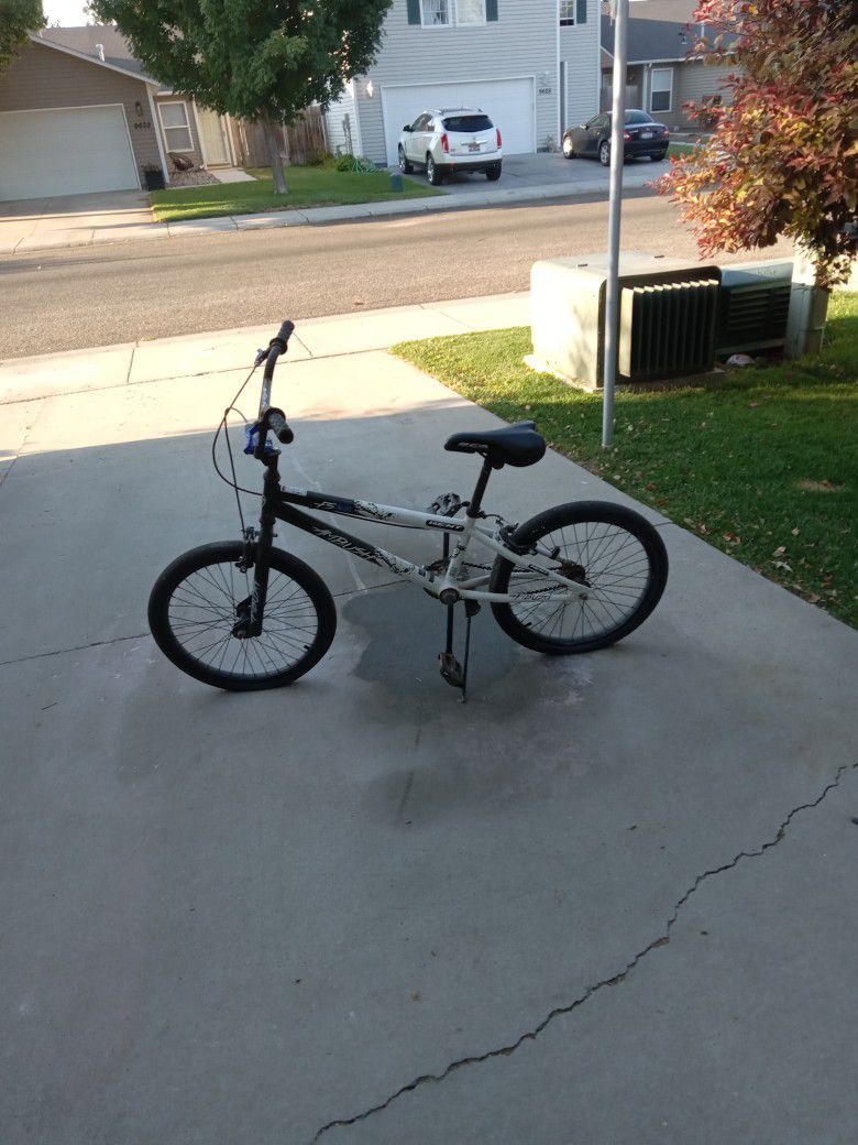 Bmx Bike It Needs New Tire And Can Get Twist On Pegs 