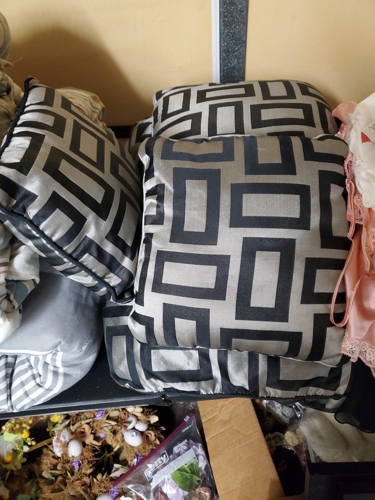 Silver/Black Queen Comforter 2 Pillow Cases 3 Decor Pillows