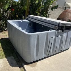 AQUAREST 6 PERSON HOT TUB 