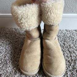 Woman’s classic tall 5815 UGG boots. Size 8