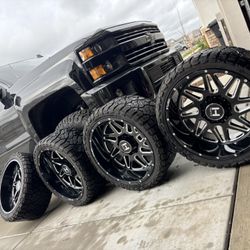 22x12 8 Lug 31x13.5 tires