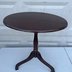 Vintage Tilt Top 90s Oval End Side Accent Table From The Bombay Company. Used in good condition with some cosmetic blemishes and these blemishes are i
