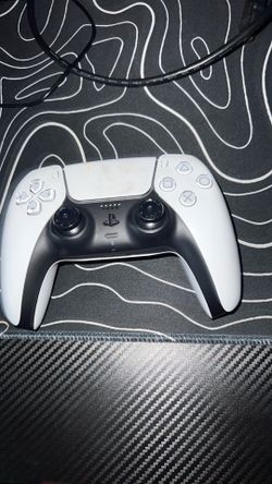 Selling this ps5 controller for 30$ since it has No contacts on the thumbs