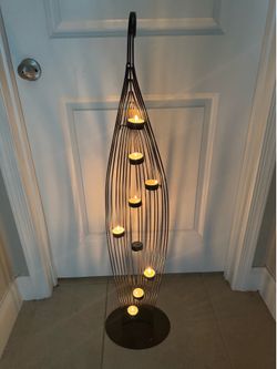 Metal leaf or flame shaped floor tealight holder