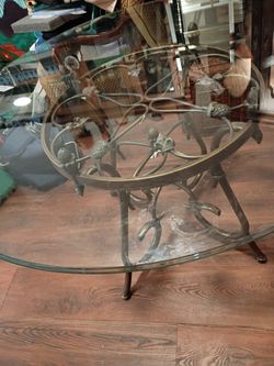 Excellent dining table with a beautiful glass top