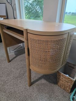 Brown ratten Cane desk