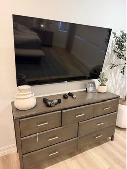 Tilting TV wall mount