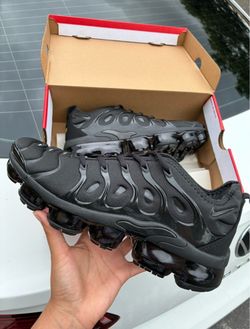 Black Nike Vapormax Plus