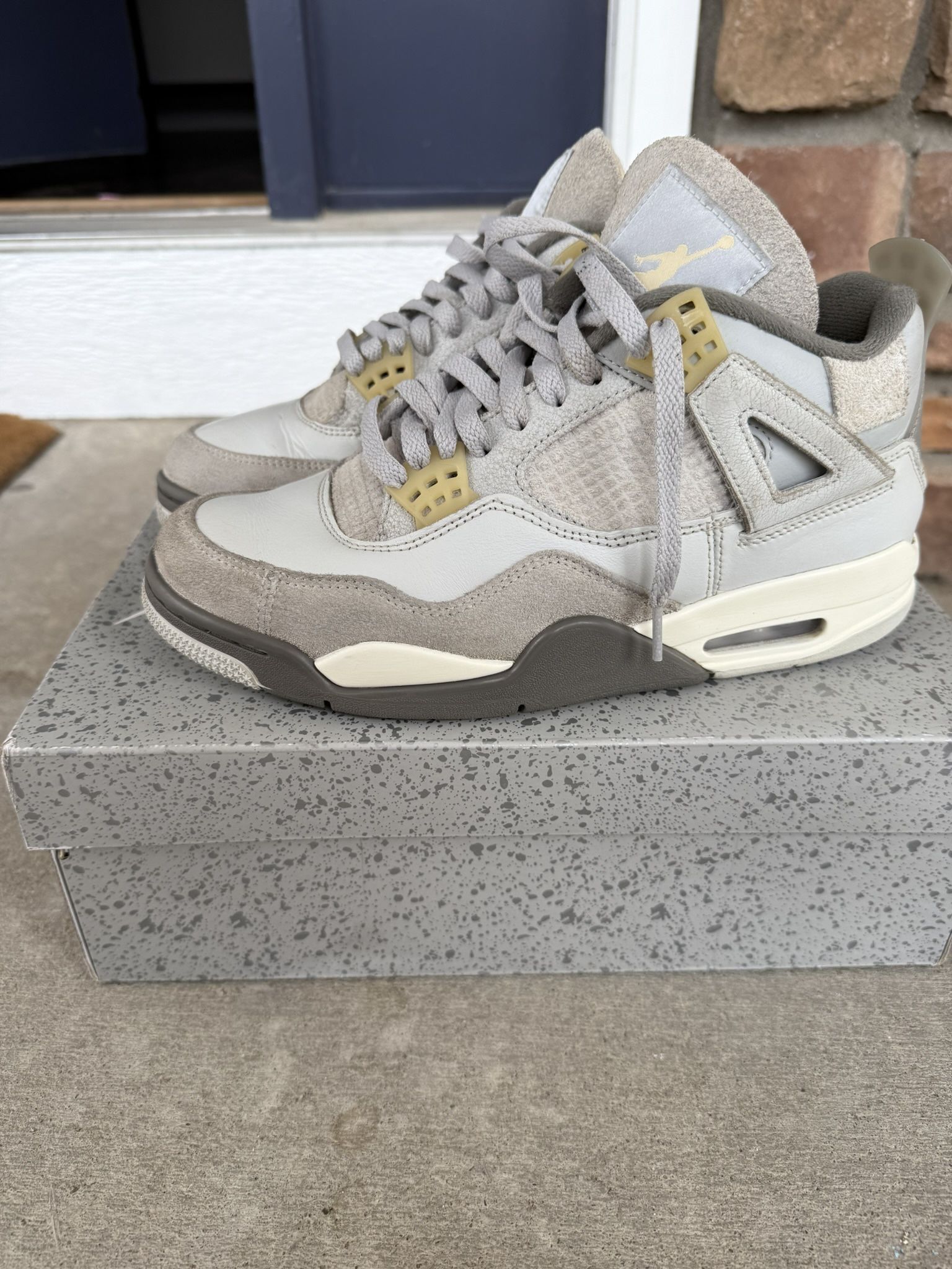 Jordan 4 Retro Photon Dust Size 8.5