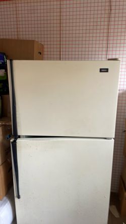 Refrigerator, Roper (by Whirlpool), Model RT18DKXFN01, works!