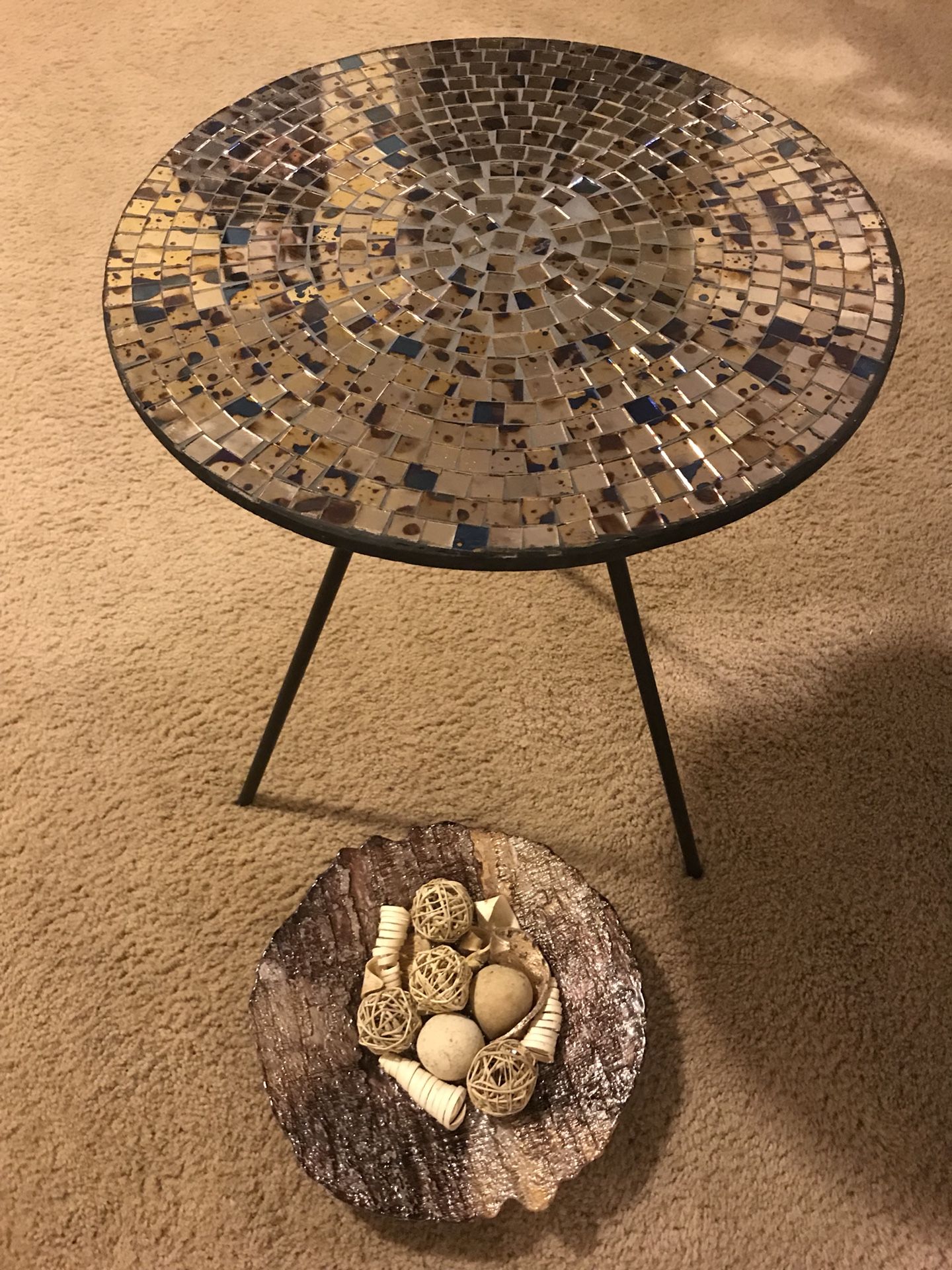 Brand new 23x17” round mosaic table with 12” plate centerpiece message me gaithersburg md 20877