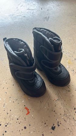 Kids size 7/8 snow boots