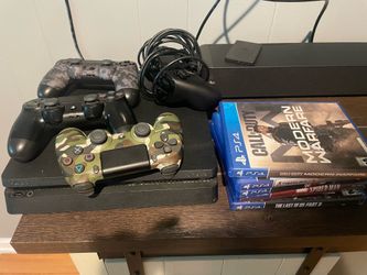 PS4 4 controllers and games
