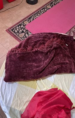 Beautiful Throw Like New Size 47/58 Inches