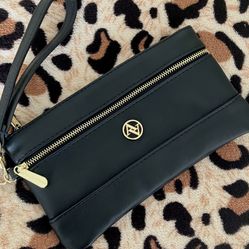Adrienne Vittadini double zip wristlet 🖤
