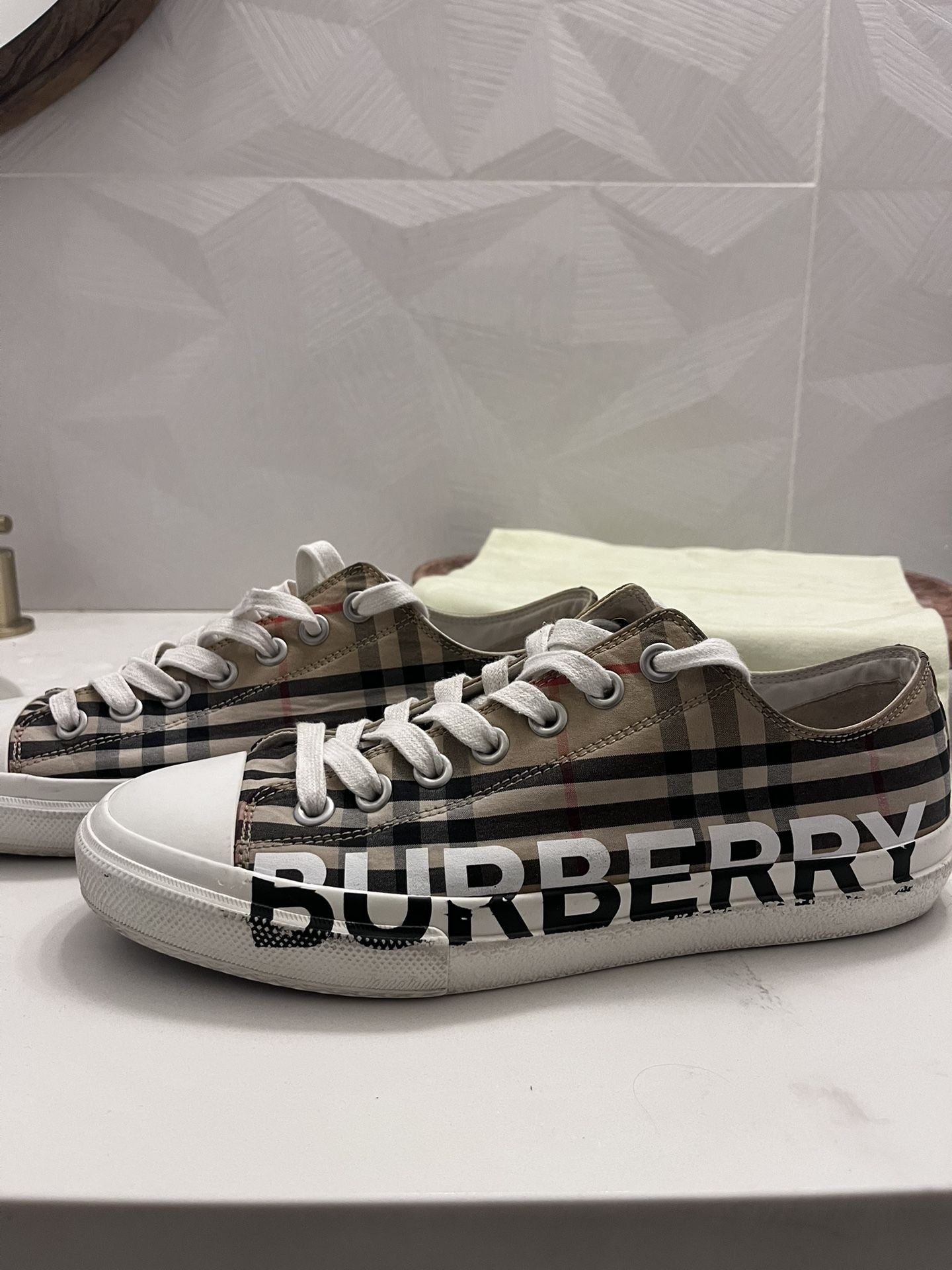 Burberry Vintage Logo Print
