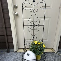 Outdoor Metal Basket With Trellis
