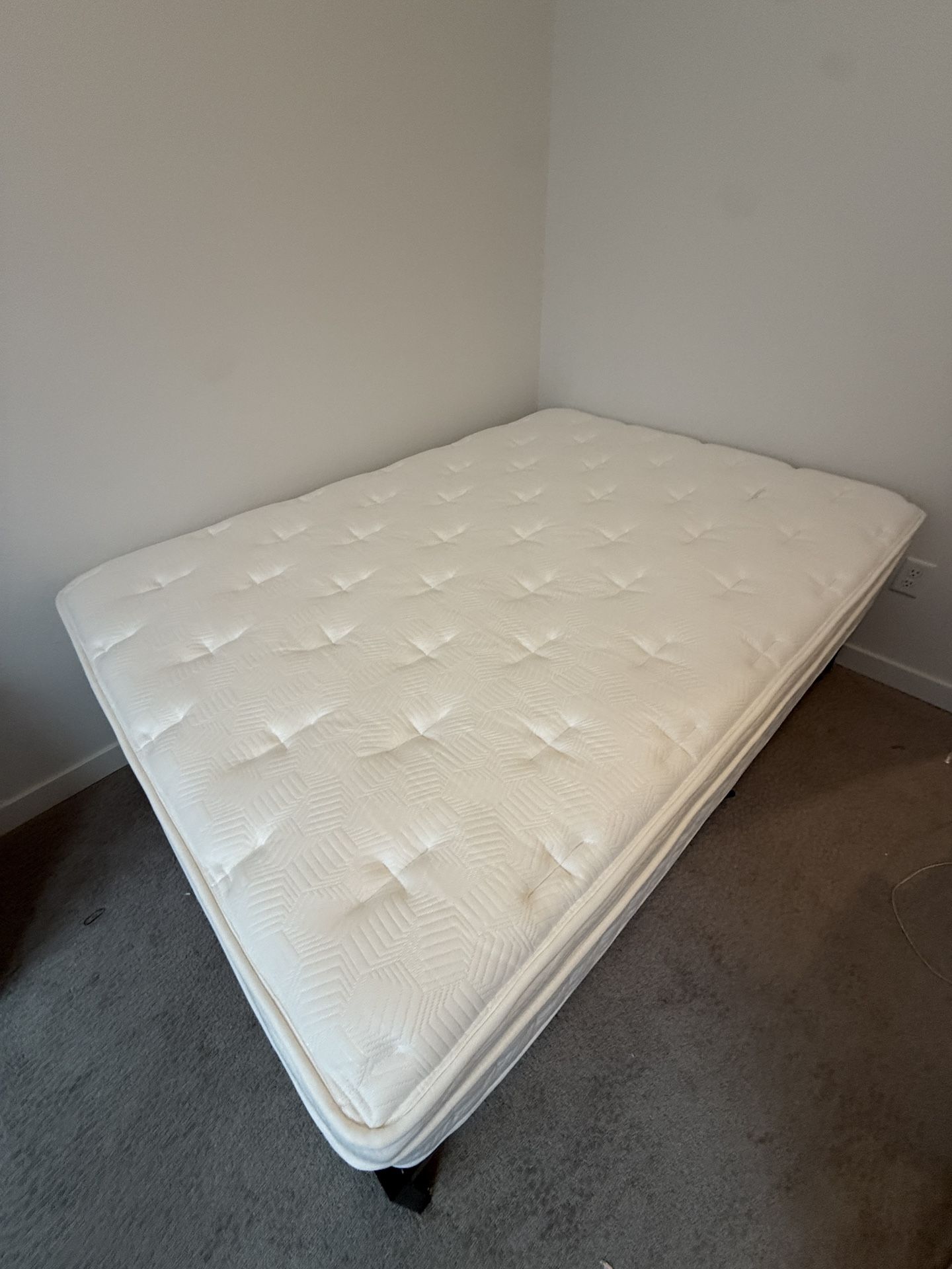 Full size ZINUS 13 Inch Hybrid Mattress