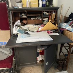 Desk/cabinet with drawers .