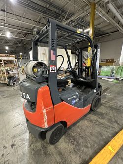 2016 forklift Toyota 8 series 5000 lb 3400 hours only 