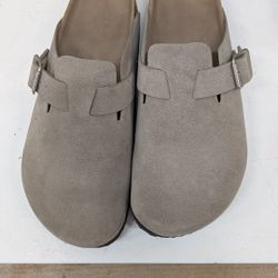 New Universal Threads Clogs. Women's Size 7 And 1/2. City Of Orange. Only $5