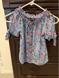 Girls size 7/8 (S) Floral Blue Pinstripe Off-the-Shoulder Smocked Peasant Blouse