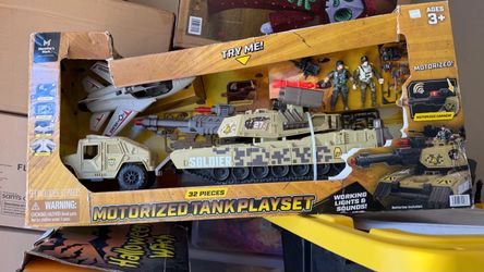 Member's Mark Motorized Tank Playset 32 Pieces