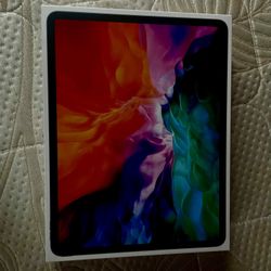 iPad Pro 12-inch 128GB (4th Generation) Wi-Fi. (Cracked Screen, but it is Replaceable 👍🏾) THE PRICE IS NOT FINAL.