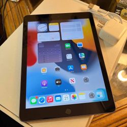 Apple iPad 5 Gen 32GB Wifi + Cellular Unlocked 9.7”