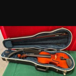 Violin W Case In Good Condition. 