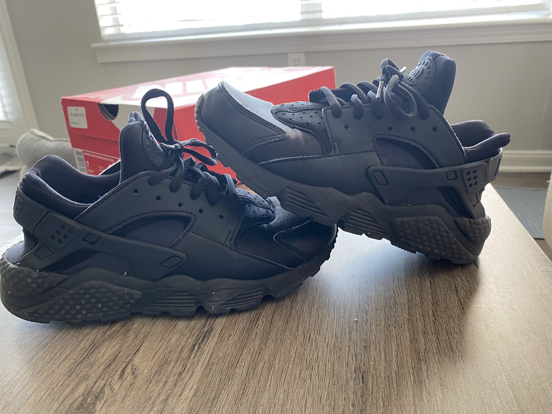 Nike Womens Black Huaraches Size 7