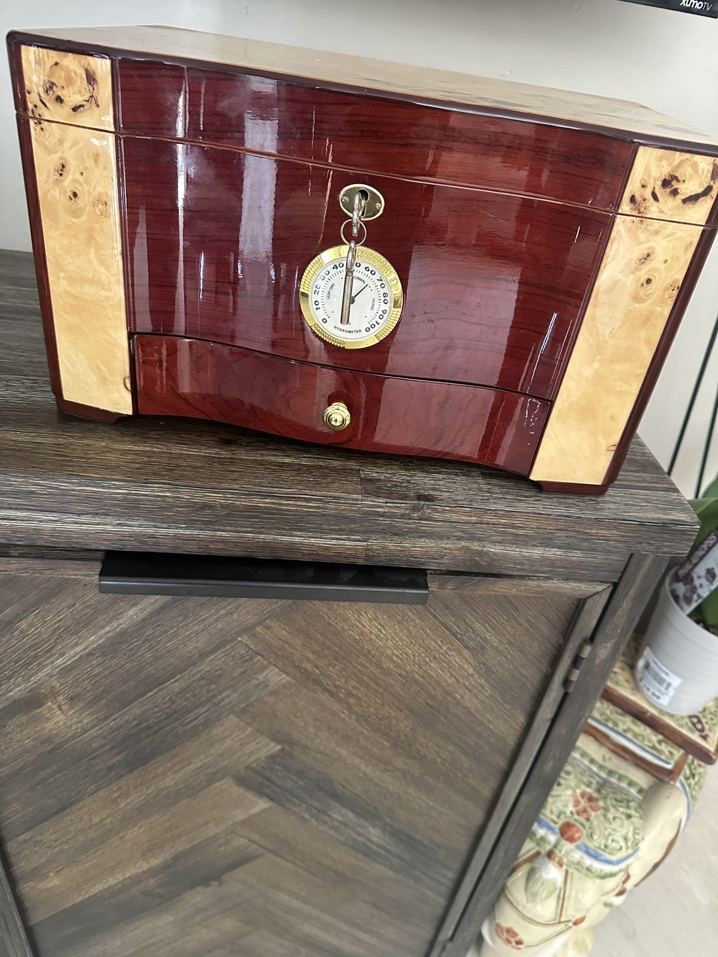 Cigar humidor