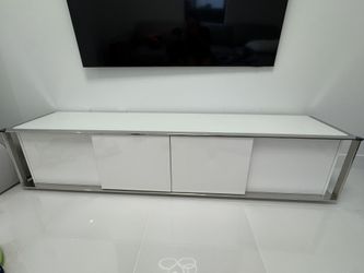 Mesa Para Sala De Entretenimiento Blanca Brillante Con Vidrio Por Encima Base Cromada