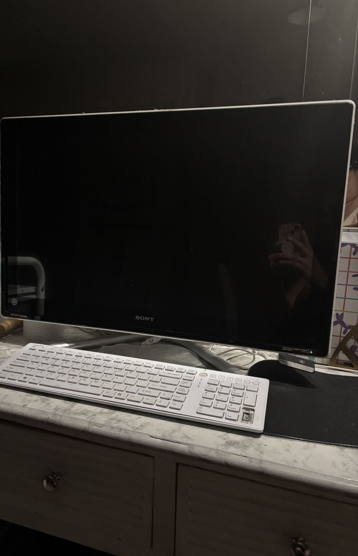 IT WORKS PERFECTLY FINE.  TRABAJA BIEN NO ESTÁ ROTA $150 OBO Sony VAIO PC White All-in-One 2.2ghz i7 3D Touch 1080p Blu-Ray 3TB HDD 8GB RAM  