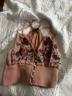 Spaghetti strap designed crop top