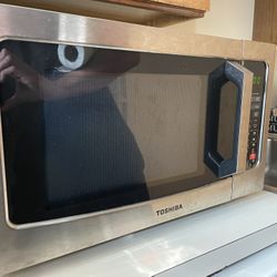TOSHIBA Countertop Microwave Oven