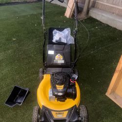 DEWALT 21 in. 150cc Briggs and Stratton 625ex Engine Rear Wheel Drive 2-in-1 Gas Self Propelled Walk Behind Lawn Mower