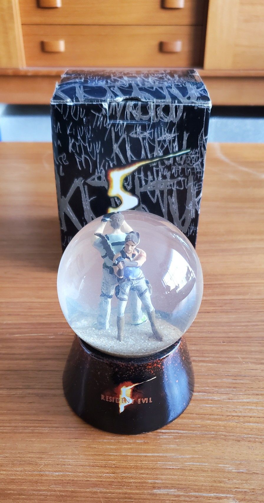 Capcom Resident Evil 5 Promo Chris Sheva Snow Sand Globe Rare *With Box*