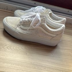 Women’s Off white Vans. Size 7.5