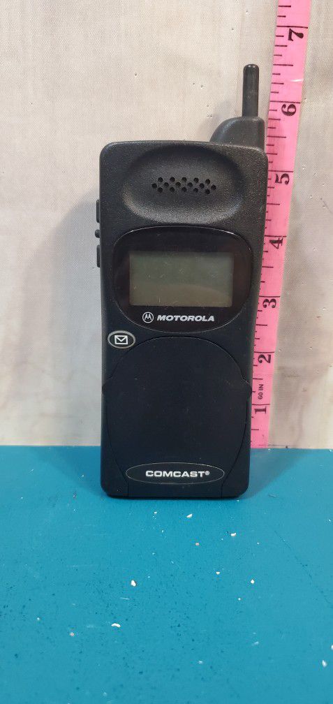 @CHV. VINTAGE MOTOROLA Flip Phone Sold As A Novelty collectible For Parts Or Repair 