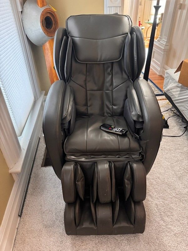 Massage Chair New Paid 5000 Asking 800