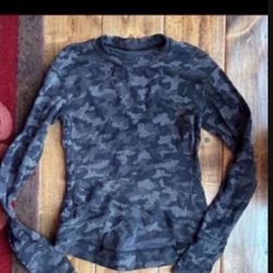 WOMENS SIZE 10 LULULEMON CAMO SHIRT TOP LONG SLEEVE 