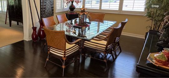 Elegant glass table with 6 chairs