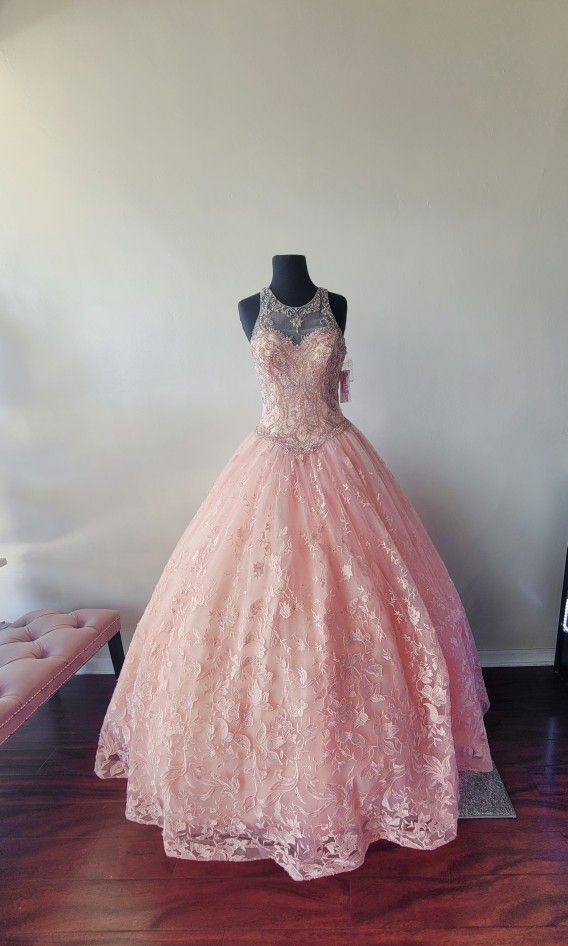 😍Beautiful Quinceañera Collection, House of Wu, Blush ball gown/ Size 6


This gorgeous gown features a sheer neckline and basque waistline