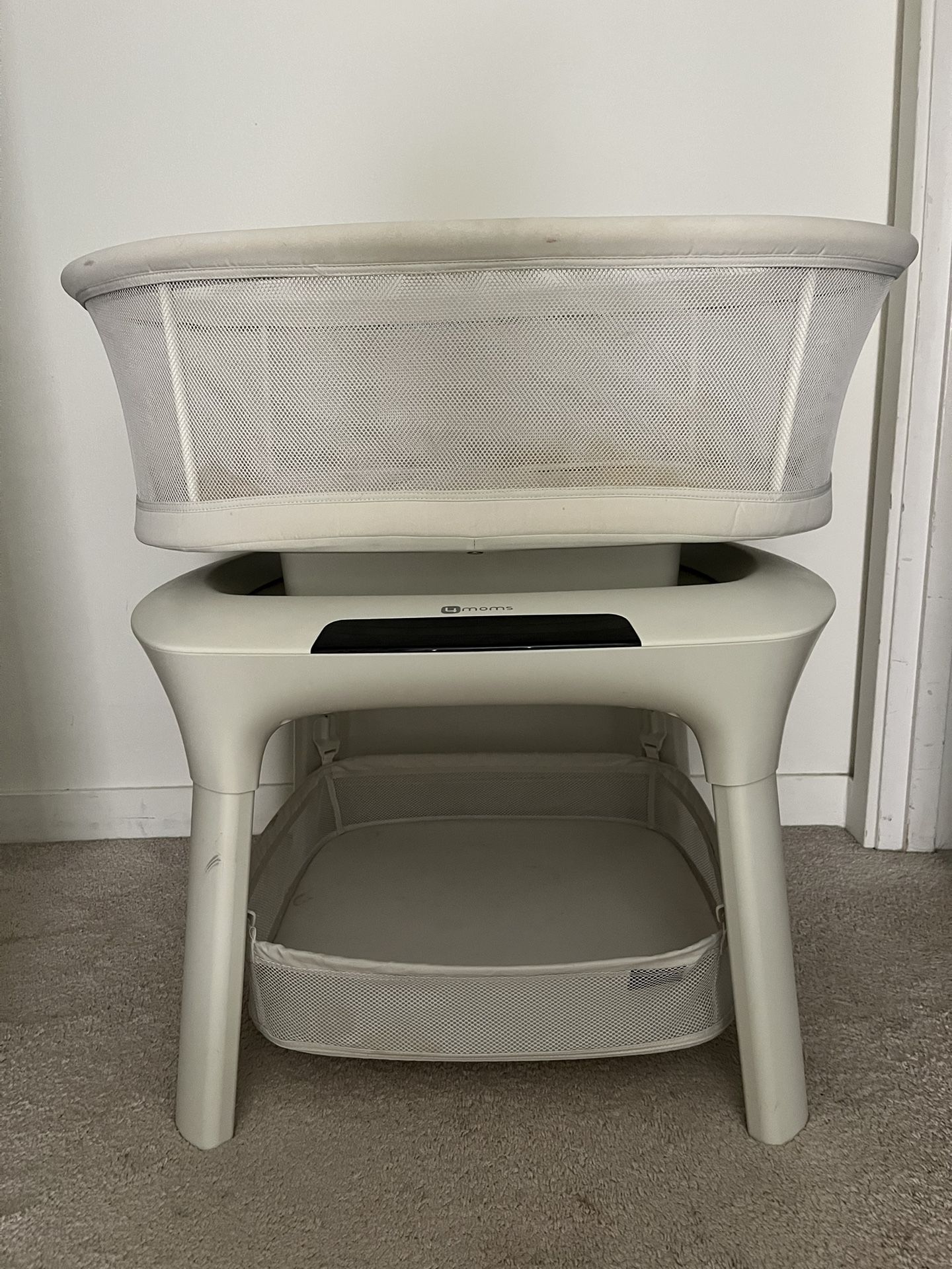 4moms bassinet with Basket.