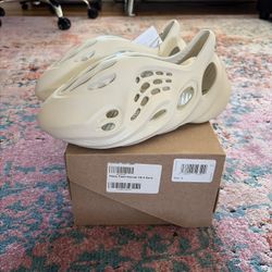 DS Adidas Yeezy Foam RNNR Sand