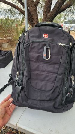 Swiss Gear Black Backpack with Carabiner