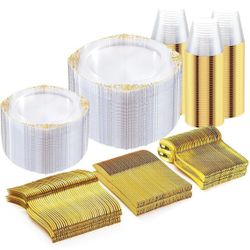 600-piece gold plastic dinnerware set