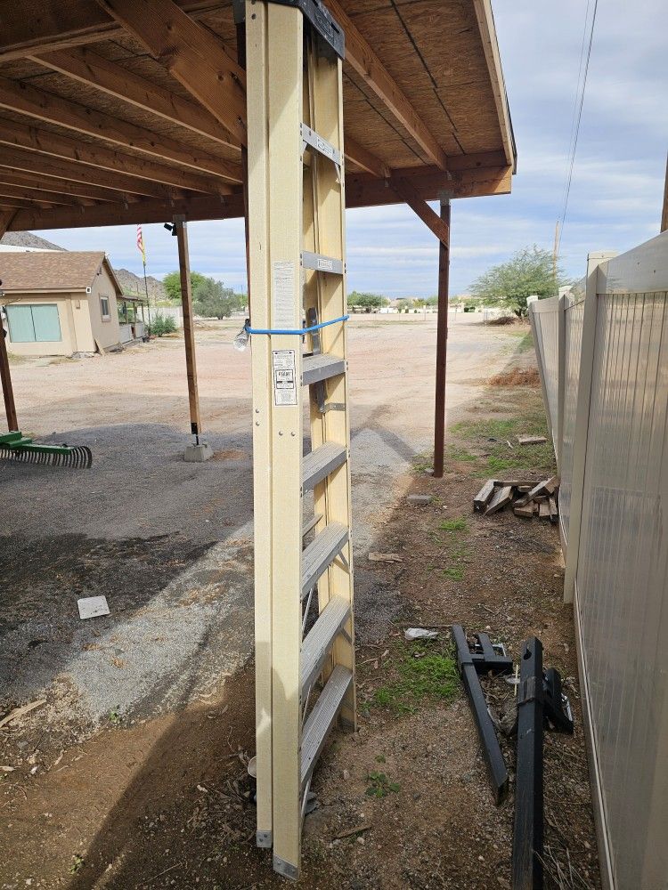 8' Fiberglass Ladder
