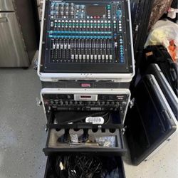 Mixer-Allen&Heath QU-16 Digital Audio Mixer System With Rolling Case